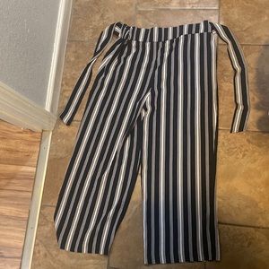 The size is 4-6 it’s black and white